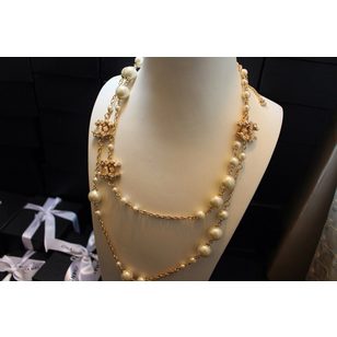 Elegant pearl long necklace (golden finish)