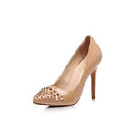 Gucci Beige patent leather rivet point head pump